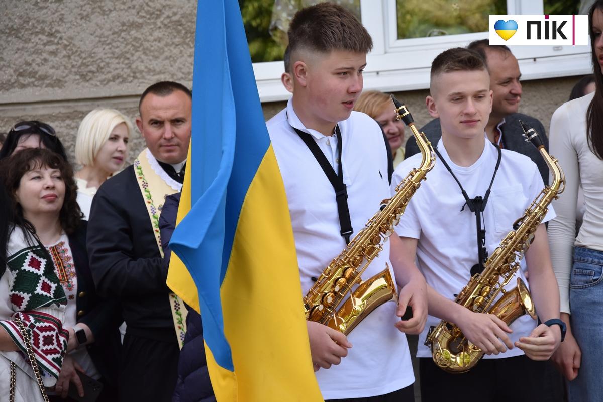 Останній дзвоник-2026 у ліцеях Івано-Франківська: емоції, сльози і надії (ФОТО, ВІДЕО) 47 47