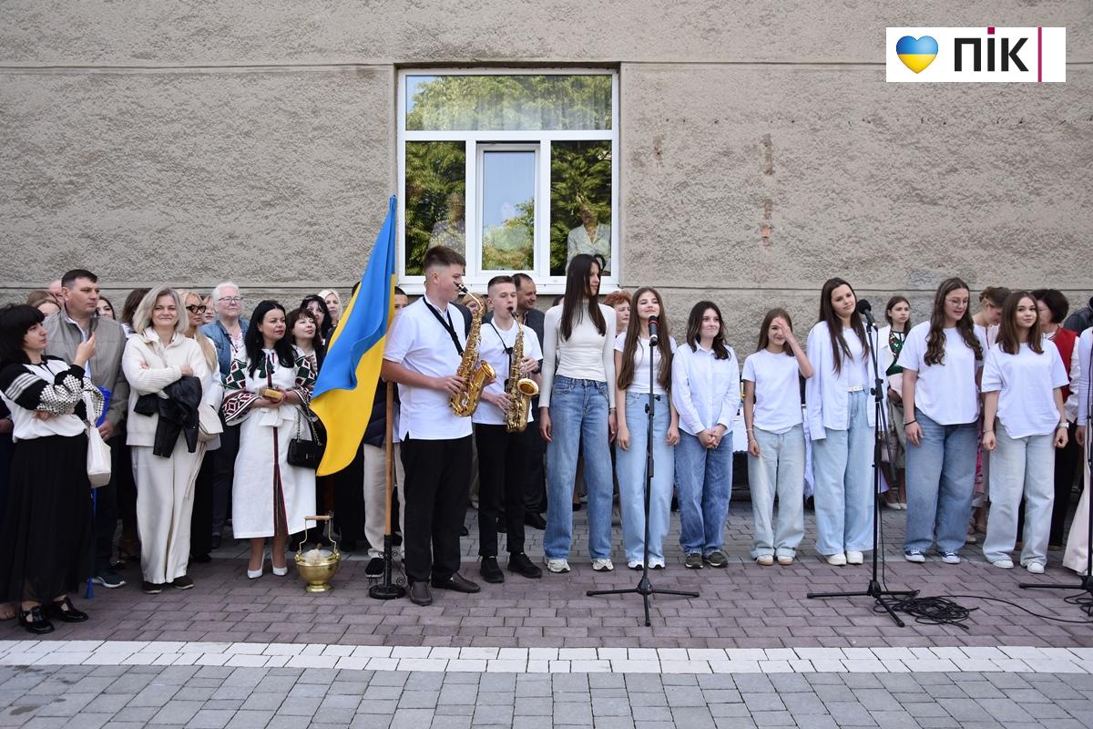 Останній дзвоник-2026 у ліцеях Івано-Франківська: емоції, сльози і надії (ФОТО, ВІДЕО) 48 48