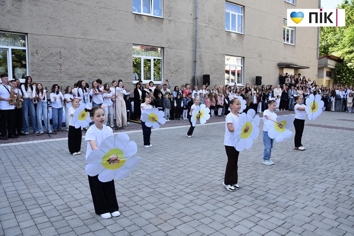 Останній дзвоник-2026 у ліцеях Івано-Франківська: емоції, сльози і надії (ФОТО, ВІДЕО) 49 49