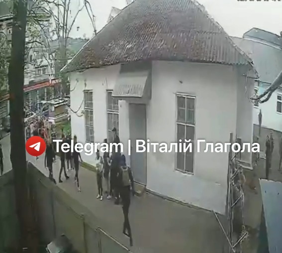 На Закарпатті люди хотіли прорватися до будівлі ТЦК