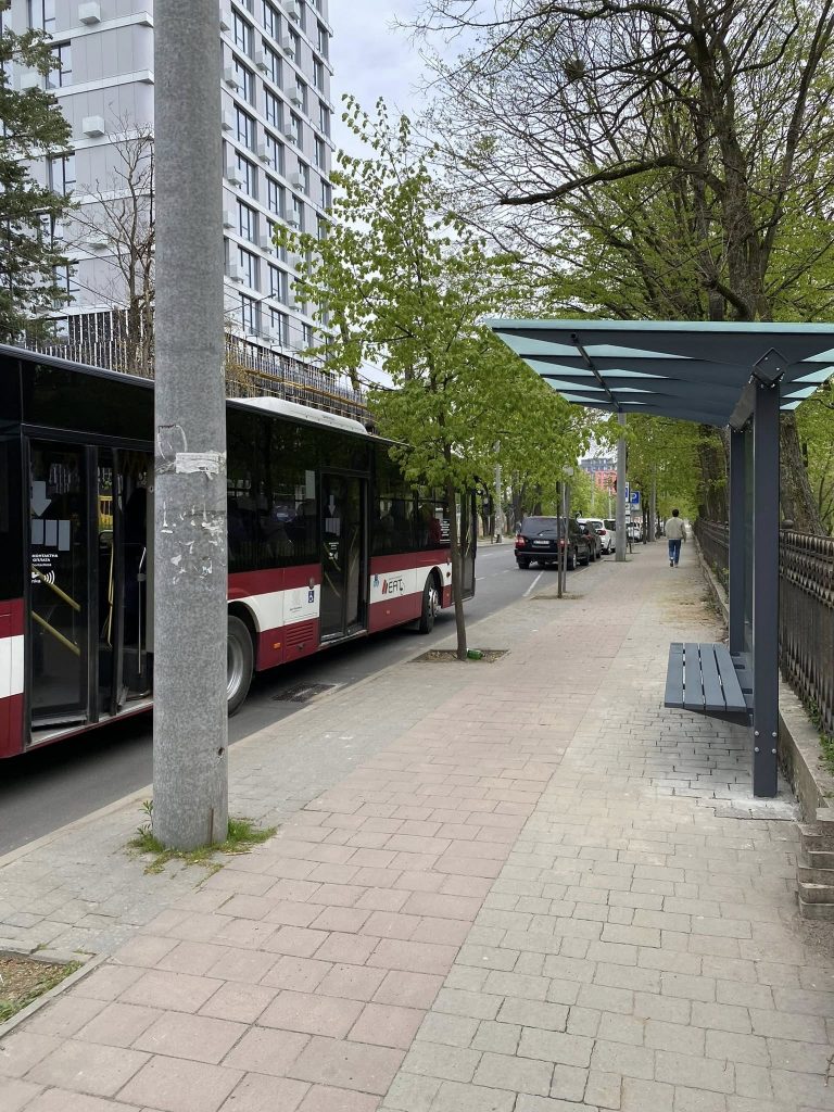 У Франківську на вулиці Мазепи встановили зупинку (ФОТО)