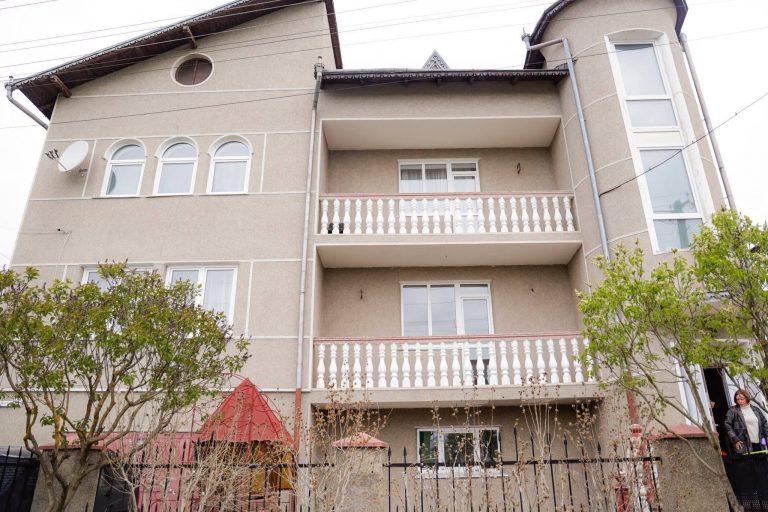 У Франківську сім’я з сімома дітьми отримала власний дім (ФОТО)