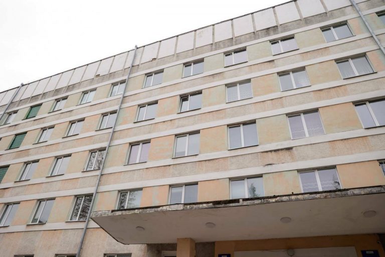 У пологовому Івано-Франківська після обстрілу вже замінили 79 вікон (ФОТО)