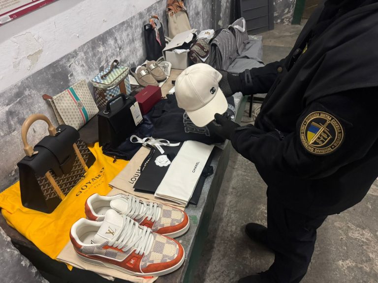 Прикарпатець намагався провезти через кордон понад пів сотні брендових товарів (ФОТО) 6 687810991 1267047748915024 572891560454702518 n