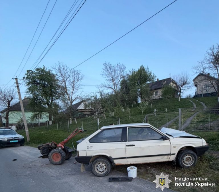 На Калущині легковик зіткнувся з мотоблоком: є постраждалий (ФОТО)