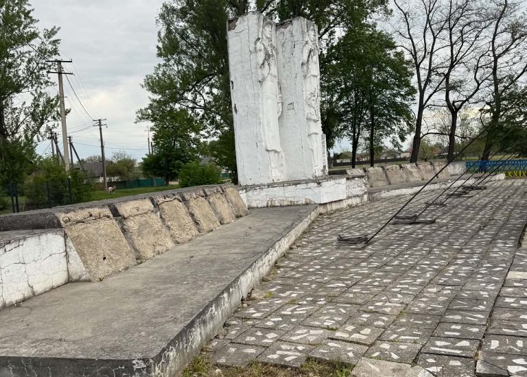 Скандал довкола радянського пам’ятника у Волосові: з монумента демонтували плити з іменами 1 688922265 2020289475244217 53245998993856915 n