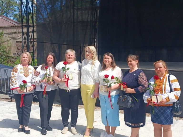 Сім жінок із Косівщини отримали звання «Мати-героїня» (ФОТО) 4 Сім жінок із Косівщини отримали звання «Мати-героїня» (ФОТО)