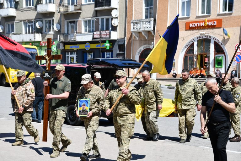 На Рогатинщині зустріли полеглого захисника Андрія Каменя 10 На Рогатинщині зустріли полеглого захисника Андрія Каменя