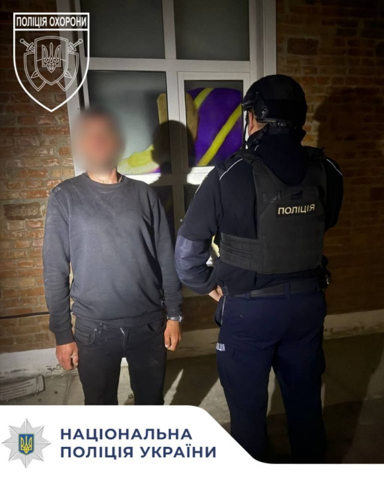 У Франківську поліцейські охорони затримали чоловіка, який заліз до магазину 7 698557963 1463092412529471 1969044386024408198 n