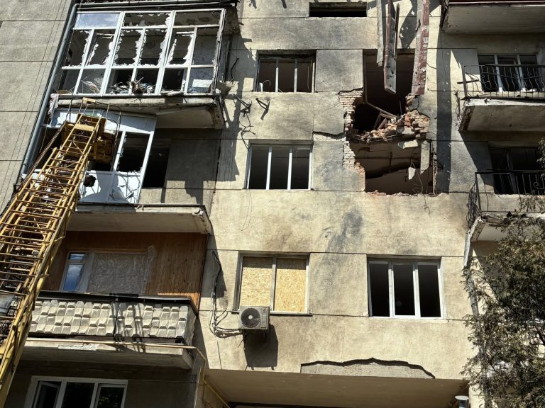 У частині будинку, в який влучив шахед, зафіксовано пошкодження панелей перекриття (ФОТО) 5 699868480 1571027118358011 869557444602729810 n