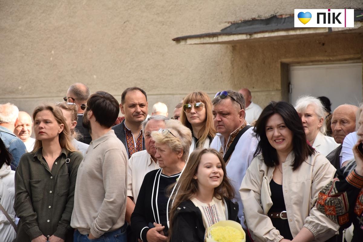 Останній дзвоник-2026 у ліцеях Івано-Франківська: емоції, сльози і надії (ФОТО, ВІДЕО) 6 7