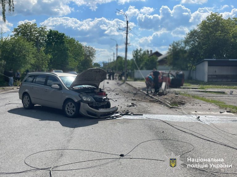 Автотроща на Прикарпатті: після зіткнення легковик влетів в електроопору (ФОТО) 11 700353921 988221397185423 5282887690405787194 n