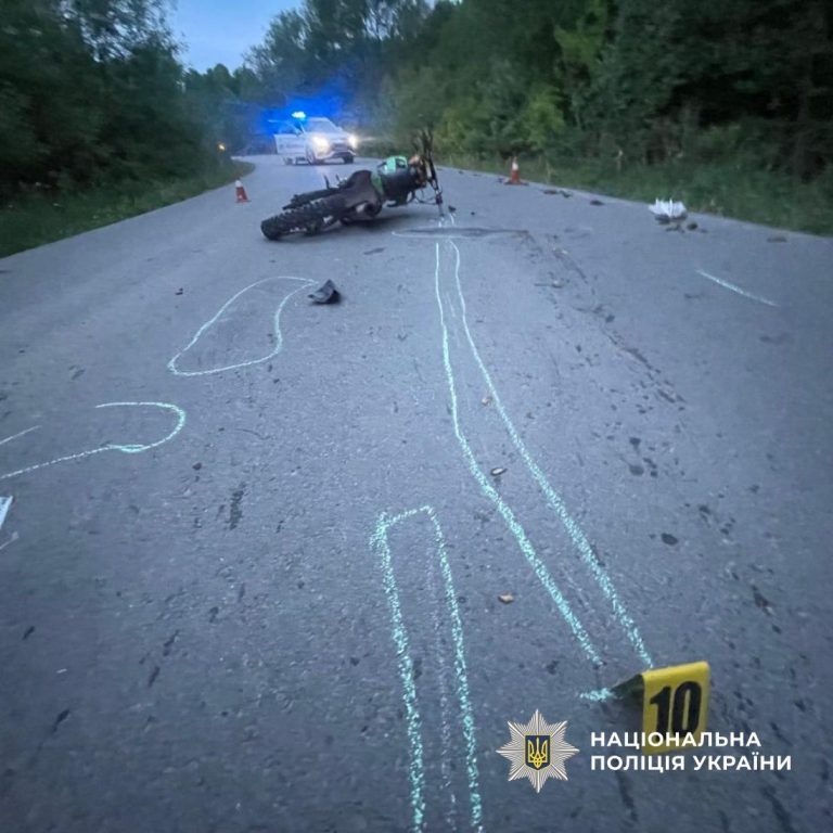 У Долинській громаді зіткнулися мотоцикл та легковик: є постраждалі (ФОТО)