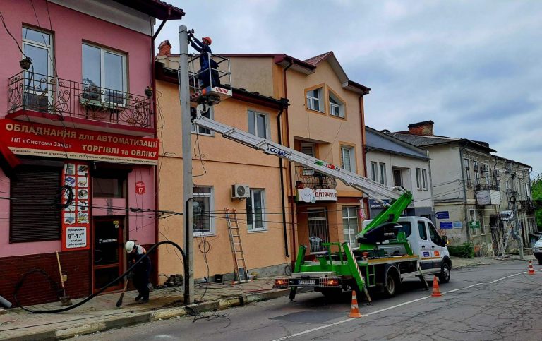 У Калуші внаслідок ДТП впала електроопора та зникло світло (ФОТО) 6 У Калуші внаслідок ДТП впала електроопора та зникло світло (ФОТО)