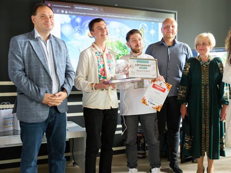 "Винахідник року": студент з Франківська розробив станцію для переробки пластикових PET-пляшок 4 702319848 1495641232605271 2410953293530718526 n