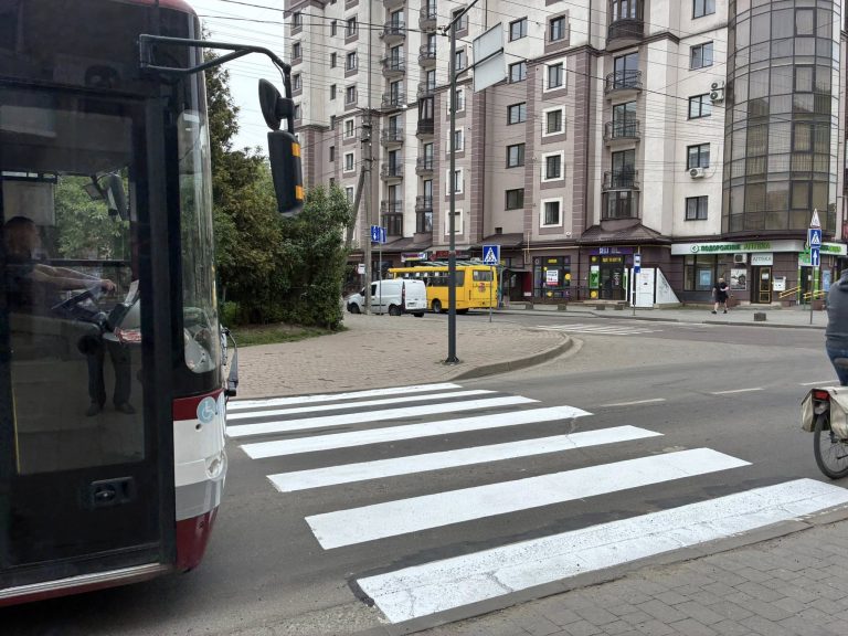 На вулицях Франківська наносять дорожню розмітку (ФОТО) 1 На вулицях Франківська наносять дорожню розмітку (ФОТО)