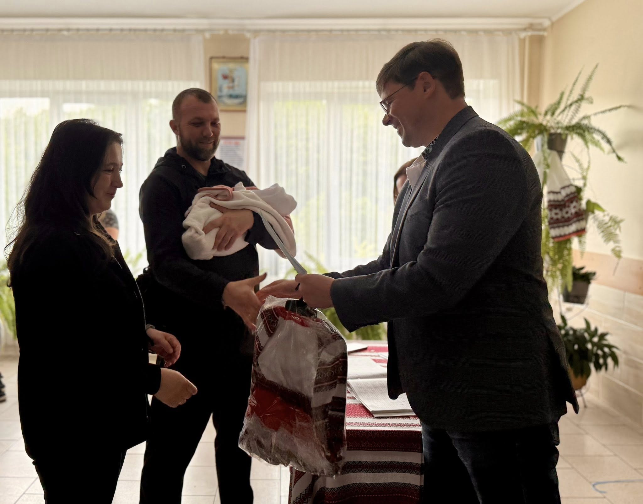 У Калуші новонародженими дітям подарували перші вишиванки (ФОТО) 6 702996630 1024719676746199 3343288309314451618 n