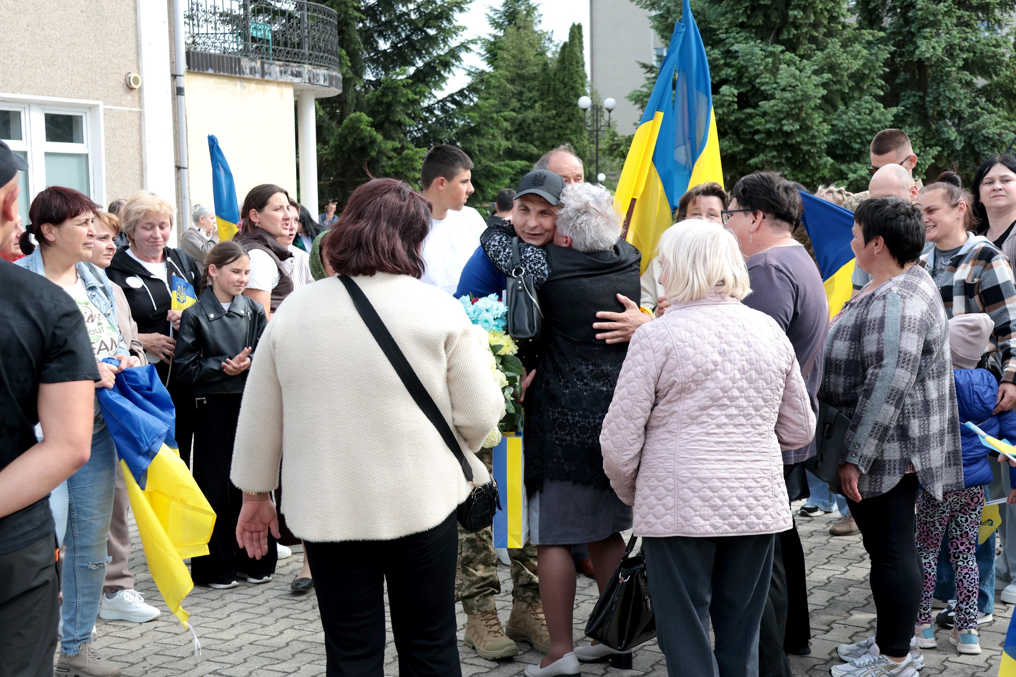 У Тисмениці зустріли воїна Василя Мулика, який повернувся з ворожого полону (ФОТО) 4 703222534 1615265857271617 5259415429575833394 n