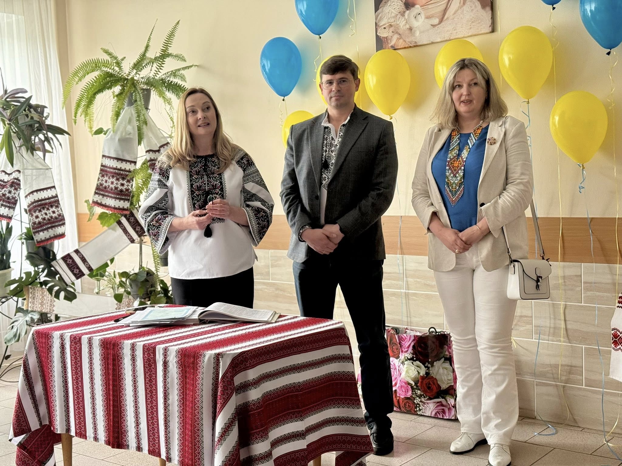 У Калуші новонародженими дітям подарували перші вишиванки (ФОТО) 5 703614229 1024719576746209 6906639591128498532 n