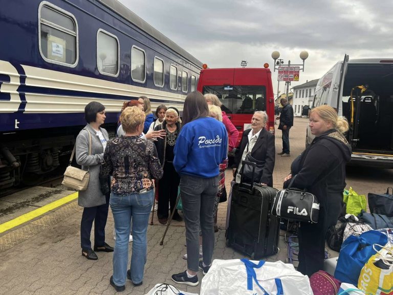 До Івано-Франківська евакуювали 19 людей з Донеччини та Дніпропетровщини (ФОТО) 2 До Івано-Франківська евакуювали 19 людей з Донеччини та Дніпропетровщини (ФОТО)