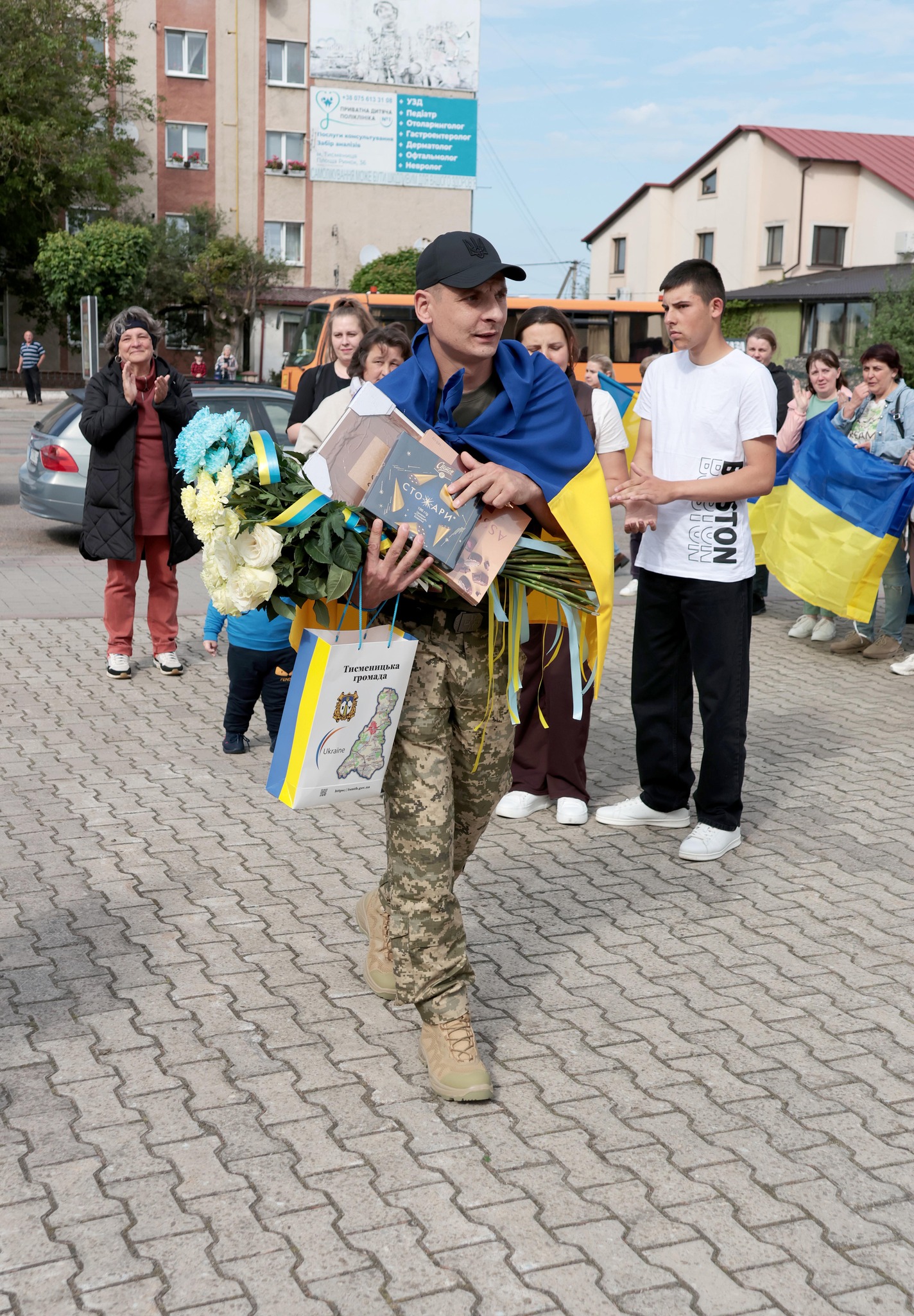 У Тисмениці зустріли воїна Василя Мулика, який повернувся з ворожого полону (ФОТО) 2 704148247 1615265473938322 4081879474974614067 n