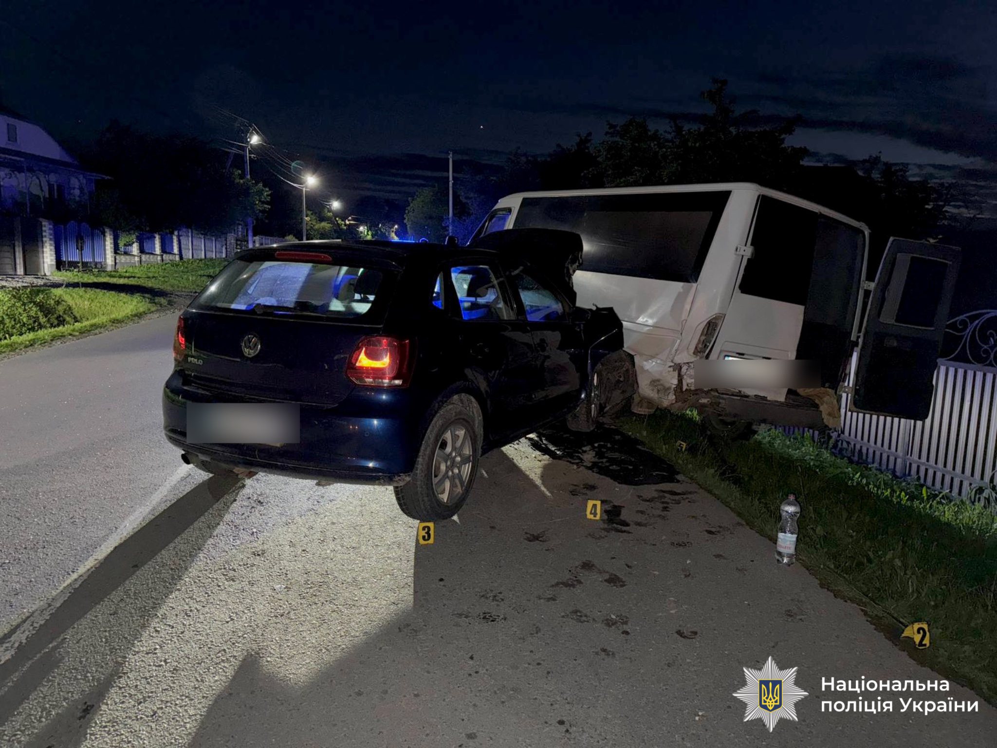 На Надвірнянщині водійка легковика в'їхала у припаркований мікроавтобус (ФОТО)