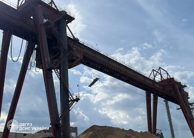 На висоті 30 метрів: рятувальники спустили тіло чоловіка з козлового крана (ФОТО)