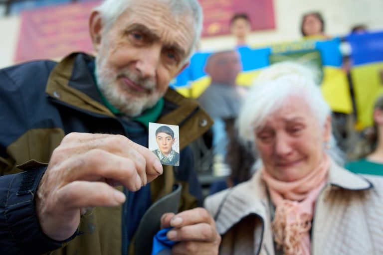Франківці у День Героїв вийшли на акцію підтримки полонених воїнів (ФОТО) 2 Франківці у День Героїв вийшли на акцію підтримки полонених воїнів (ФОТО)