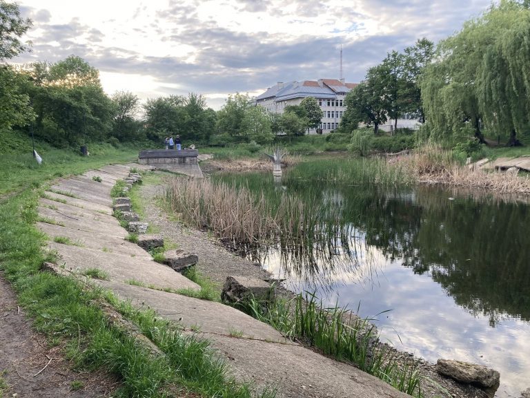 Вода впала на 2 метри: як зараз виглядає озеро "Кірпічка" у Франківську (ФОТО) 8 705706115 26768927279442810 834031521638712578 n