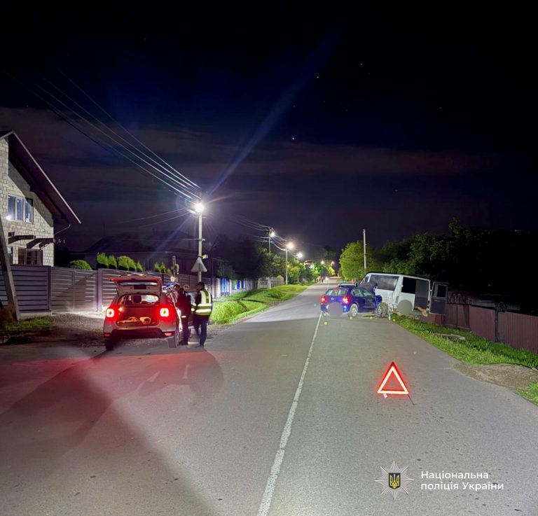 На Надвірнянщині водійка легковика в'їхала у припаркований мікроавтобус (ФОТО) 7 На Надвірнянщині водійка легковика в'їхала у припаркований мікроавтобус (ФОТО)