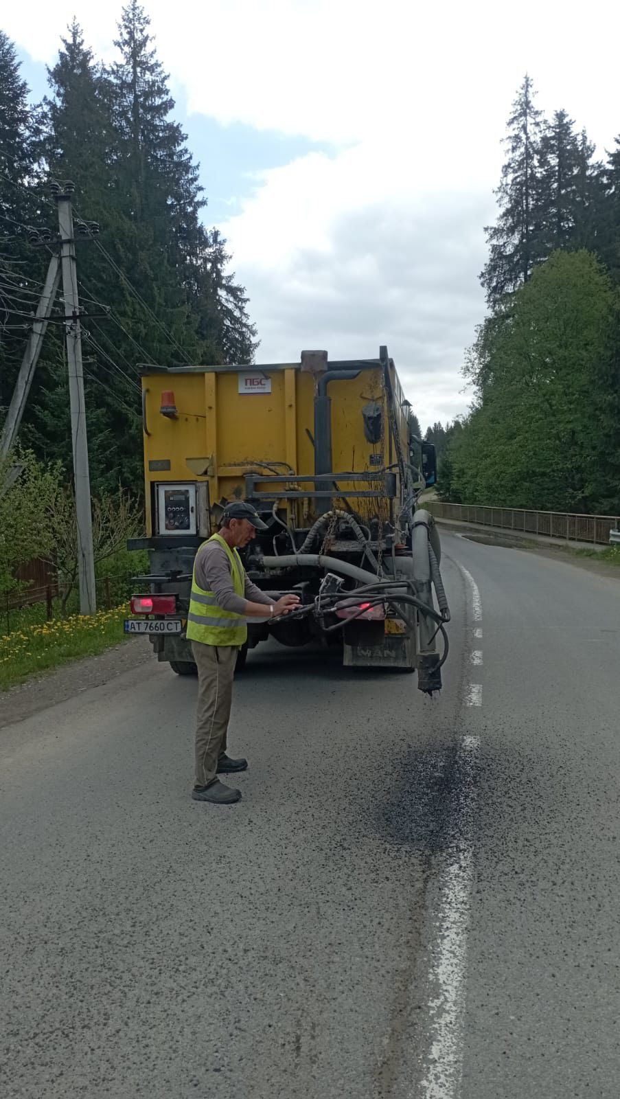 На Прикарпатті від початку сезону відремонтували понад 263 тисячі «квадратів» доріг 3 707509981 1006156105082594 4107866430283428473 n