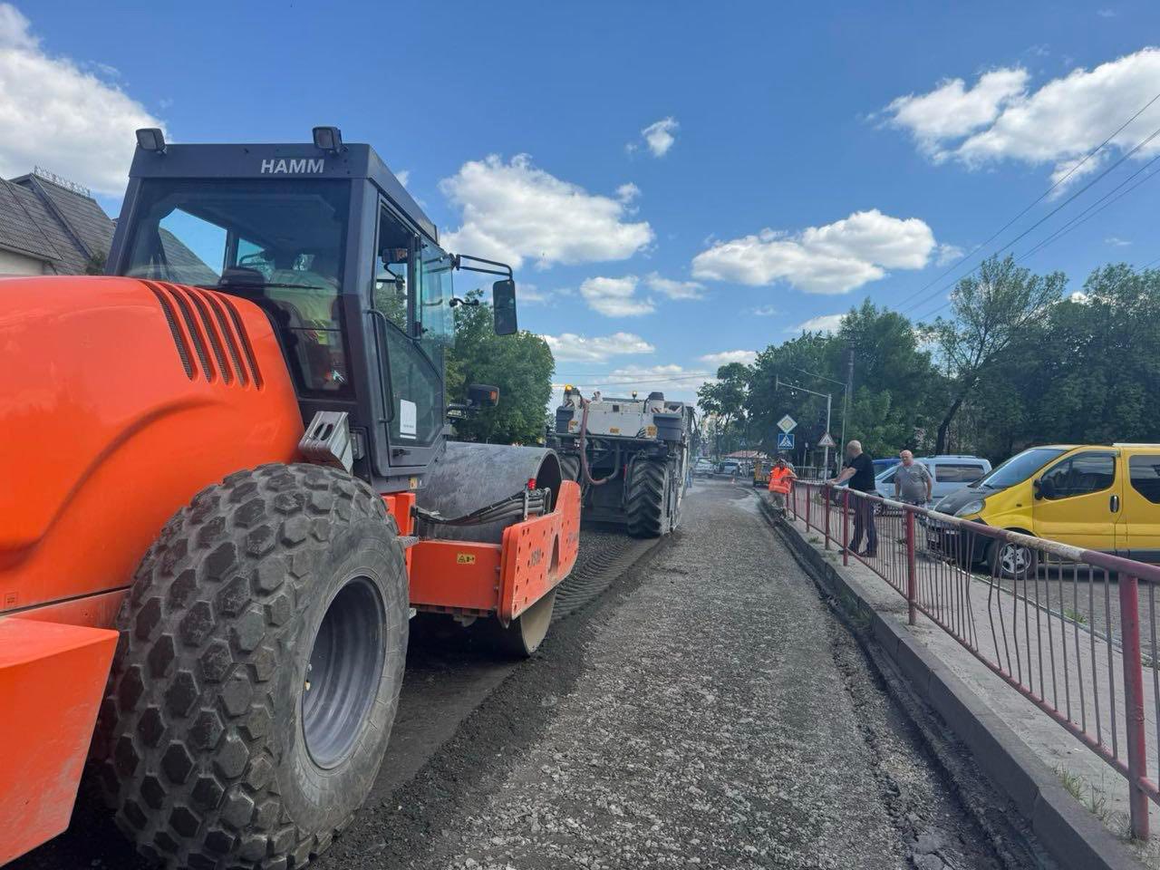 На Прикарпатті від початку сезону відремонтували понад 263 тисячі «квадратів» доріг 5 707523062 1006156035082601 1977604513123701812 n