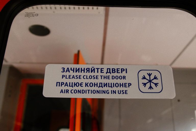 У регіональних електропоїздах з'явилися кондиціонери (ФОТО) 1 Укрзалізниця вперше встановила кондиціонери в регіональних електропоїздах (ФОТО)