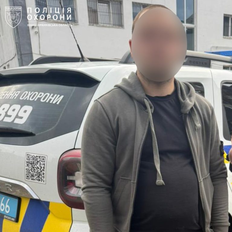 У Вовчинці поліцейські охорони виявили ймовірні наркотики у 24-річного молодика (ФОТО) 7 707693819 1475824041256308 3276668988212105065 n