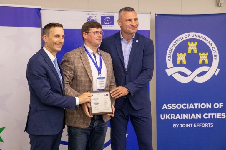 Відзнаку представникам громади вручили голова Асоціації міст України Віталій Кличко та генеральний секретар Конгресу місцевих та регіональних влад Ради Європи Матьє Морі.