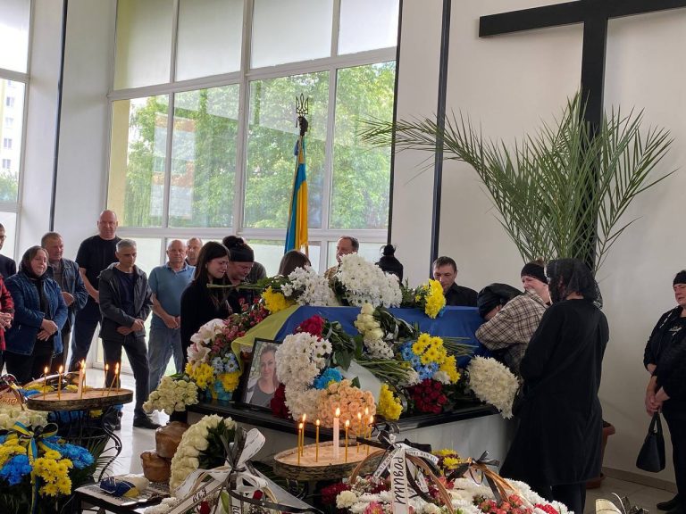 У Франківську попрощалися із сержанткою Тетяною Денегою (ФОТО) 5 У Франківську попрощалися із сержанткою Тетяною Денегою (ФОТО)
