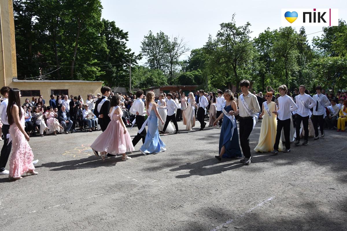 Останній дзвоник-2026 у ліцеях Івано-Франківська: емоції, сльози і надії (ФОТО, ВІДЕО) 70 8 1