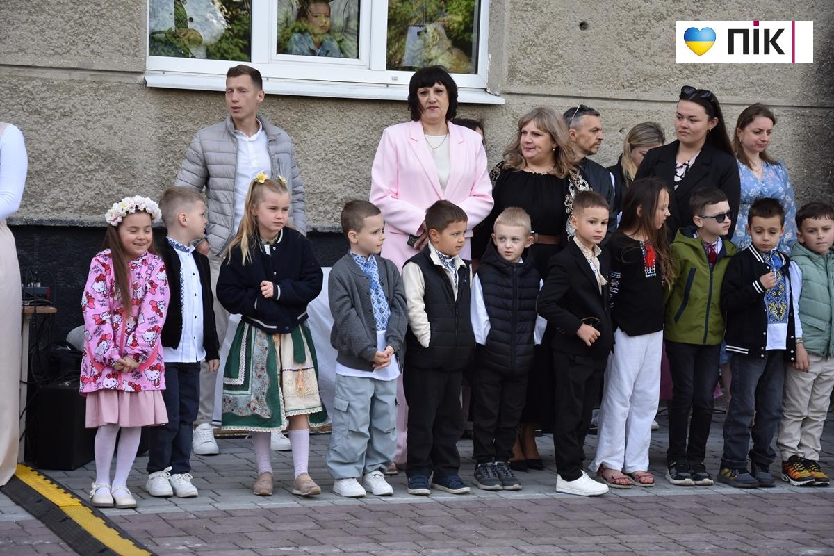 Останній дзвоник-2026 у ліцеях Івано-Франківська: емоції, сльози і надії (ФОТО, ВІДЕО) 7 8