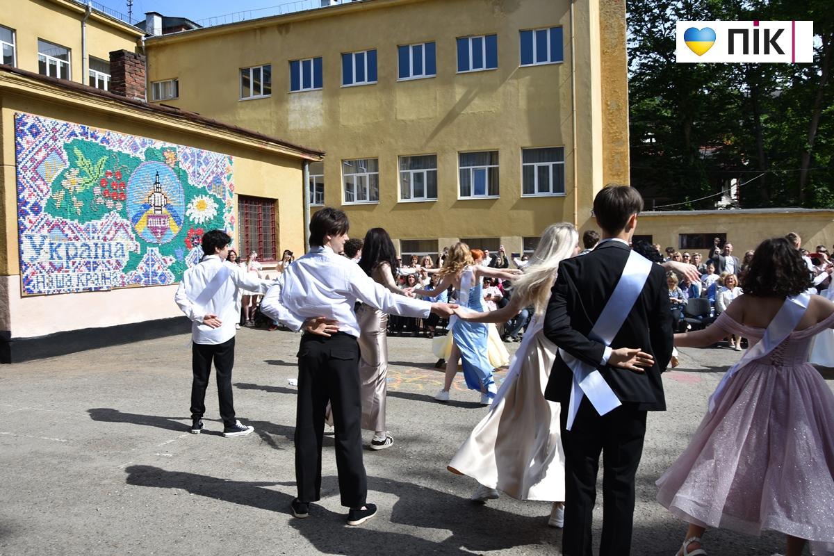 Останній дзвоник-2026 у ліцеях Івано-Франківська: емоції, сльози і надії (ФОТО, ВІДЕО) 71 9 1
