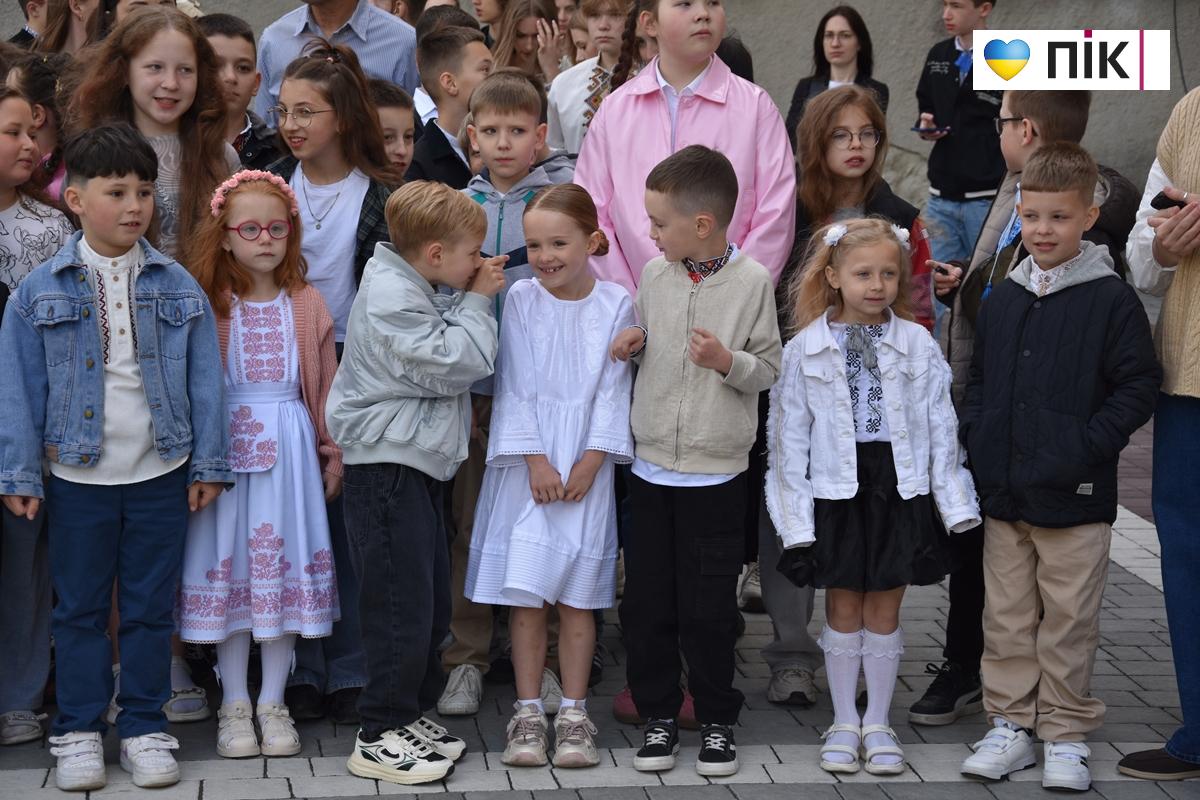 Останній дзвоник-2026 у ліцеях Івано-Франківська: емоції, сльози і надії (ФОТО, ВІДЕО) 8 9