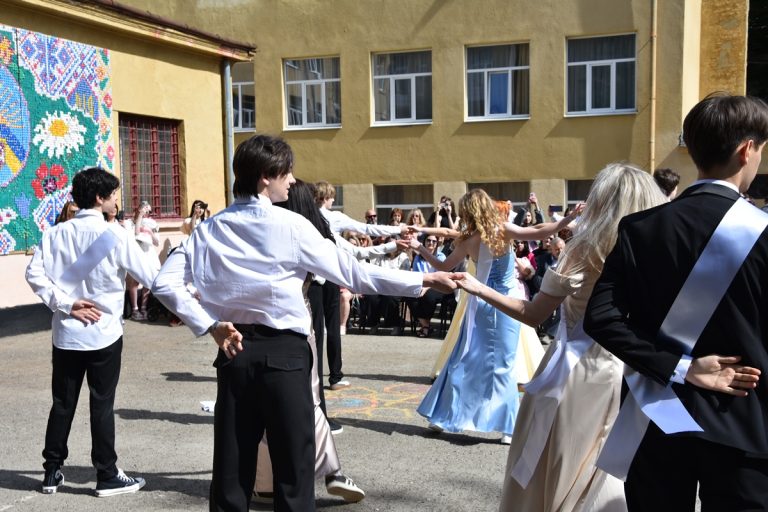 Випускний вальс: у Франківську 11-класники попрощалися зі школою (ВІДЕО) 10 DSC 0101