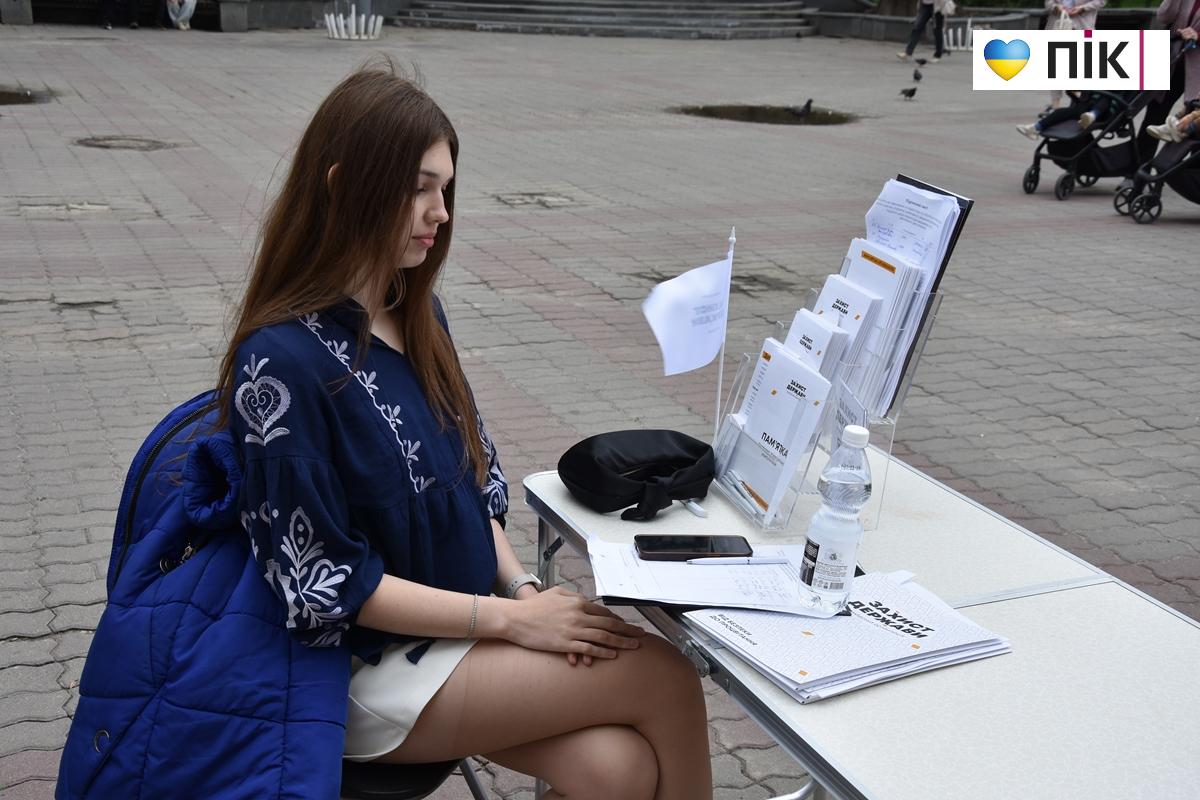 У Франківську збирають підписи за надання Дню вишиванки статусу державного свята (ФОТО) 5 DSC 0741