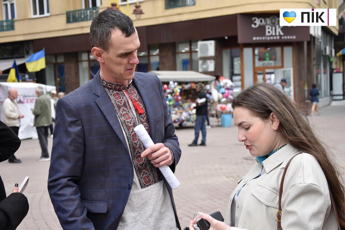 У Франківську збирають підписи за надання Дню вишиванки статусу державного свята (ФОТО) 6 DSC 0753