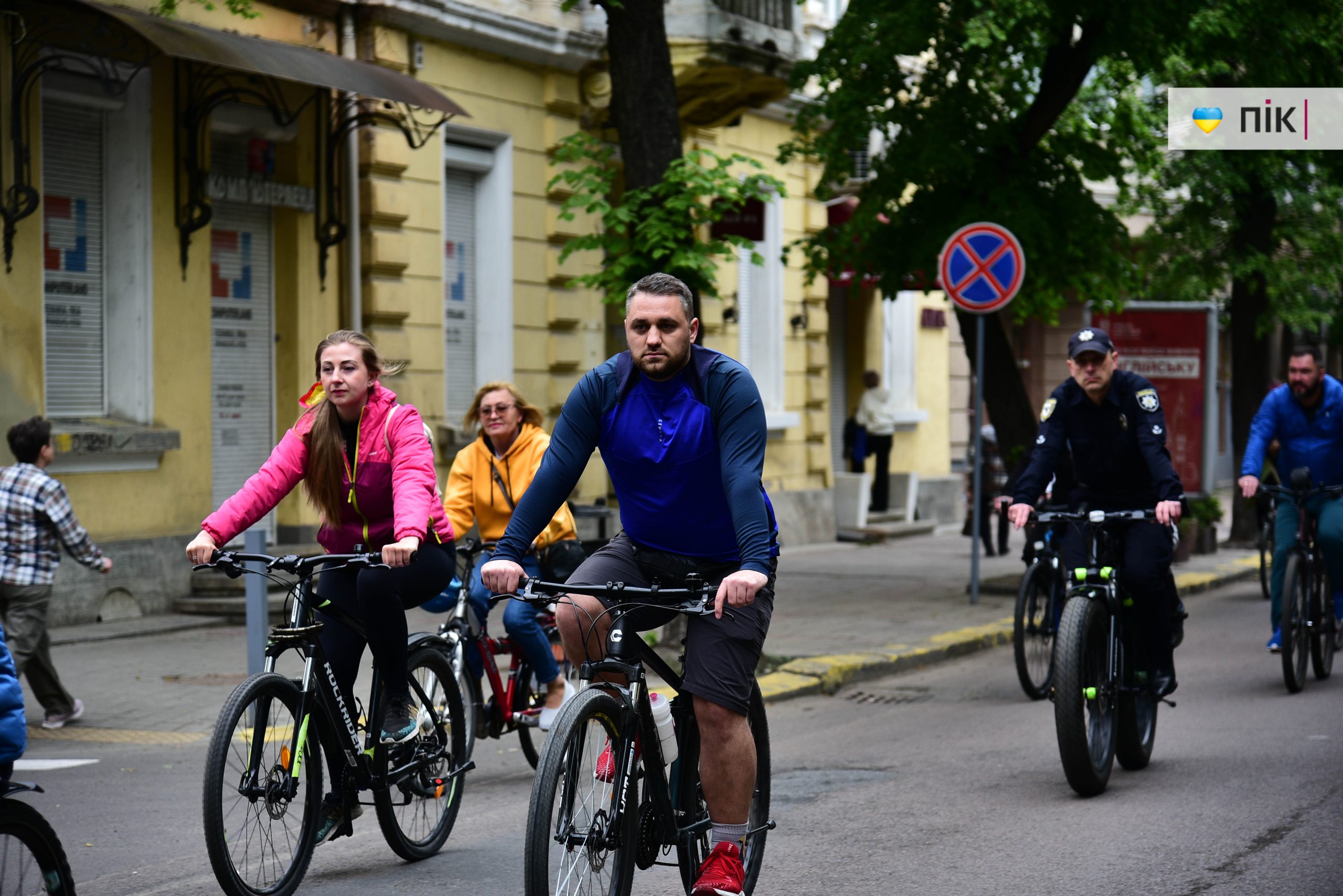 В Івано-Франківську відбувся благодійний велопробіг: як це було (ФОТОРЕПОРТАЖ) 39 DSC 9693 scaled