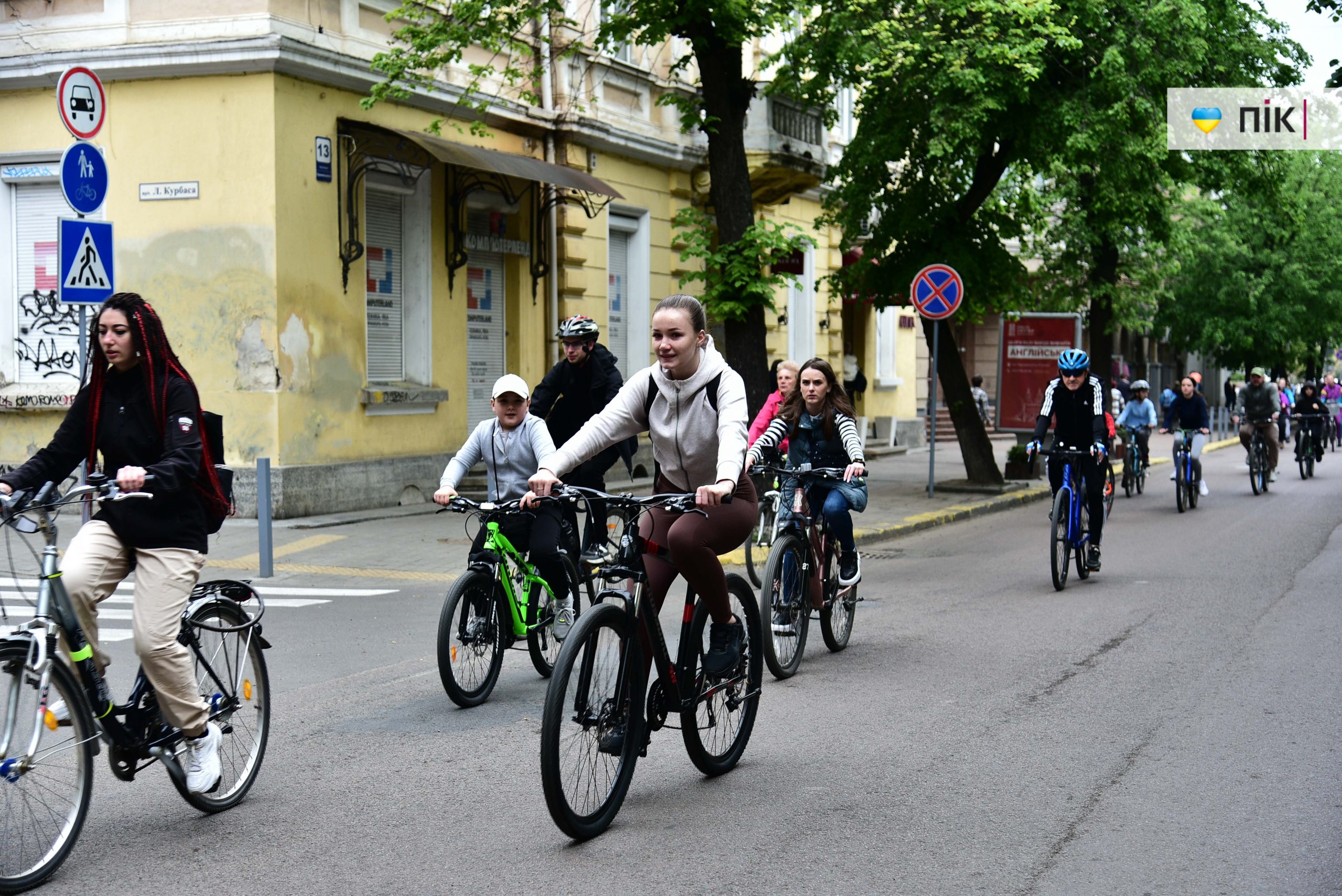 В Івано-Франківську відбувся благодійний велопробіг: як це було (ФОТОРЕПОРТАЖ) 43 DSC 9717 scaled