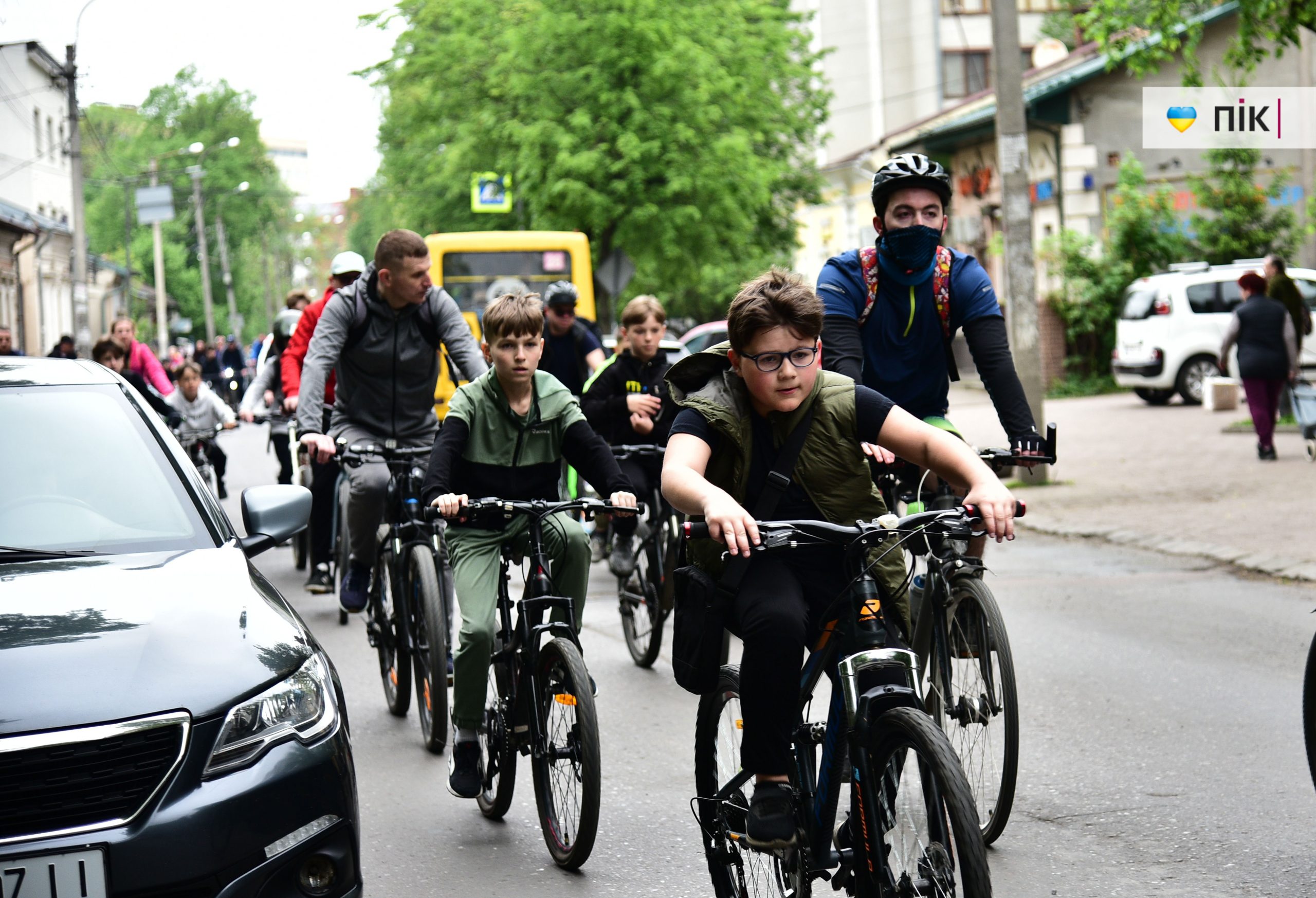 В Івано-Франківську відбувся благодійний велопробіг: як це було (ФОТОРЕПОРТАЖ) 48 DSC 9757 scaled