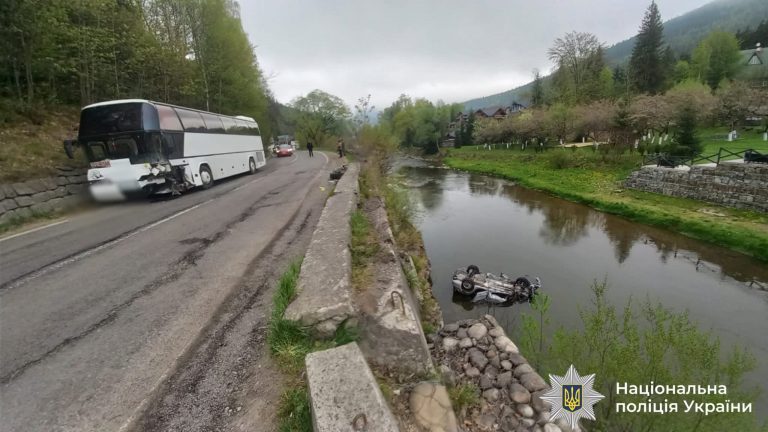 У Татарові легковик після зіткнення з автобусом впав у річку 9 FB IMG 1778334524833