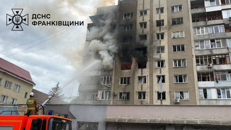 Врятували шість людей: рятувальники показали фото з місця удару у Франківську (ФОТО) 1 IMG 20260513 191048 715