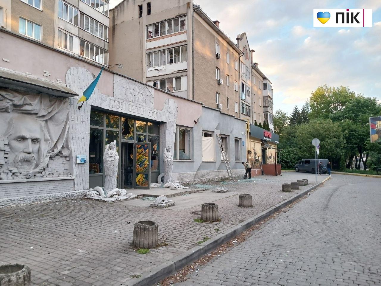 У Франківську після атаки вже 36 звернень за допомогою (ФОТОРЕПОРТАЖ) 4 IMG 20260513 204026 016