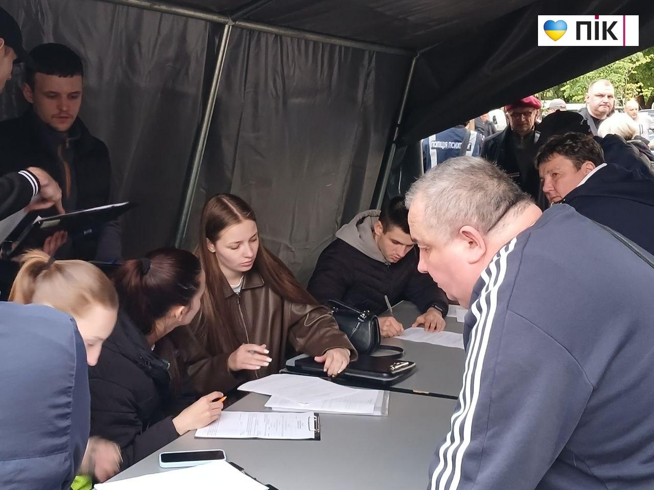 У Франківську після атаки вже 36 звернень за допомогою (ФОТОРЕПОРТАЖ) 12 IMG 20260513 204026 569